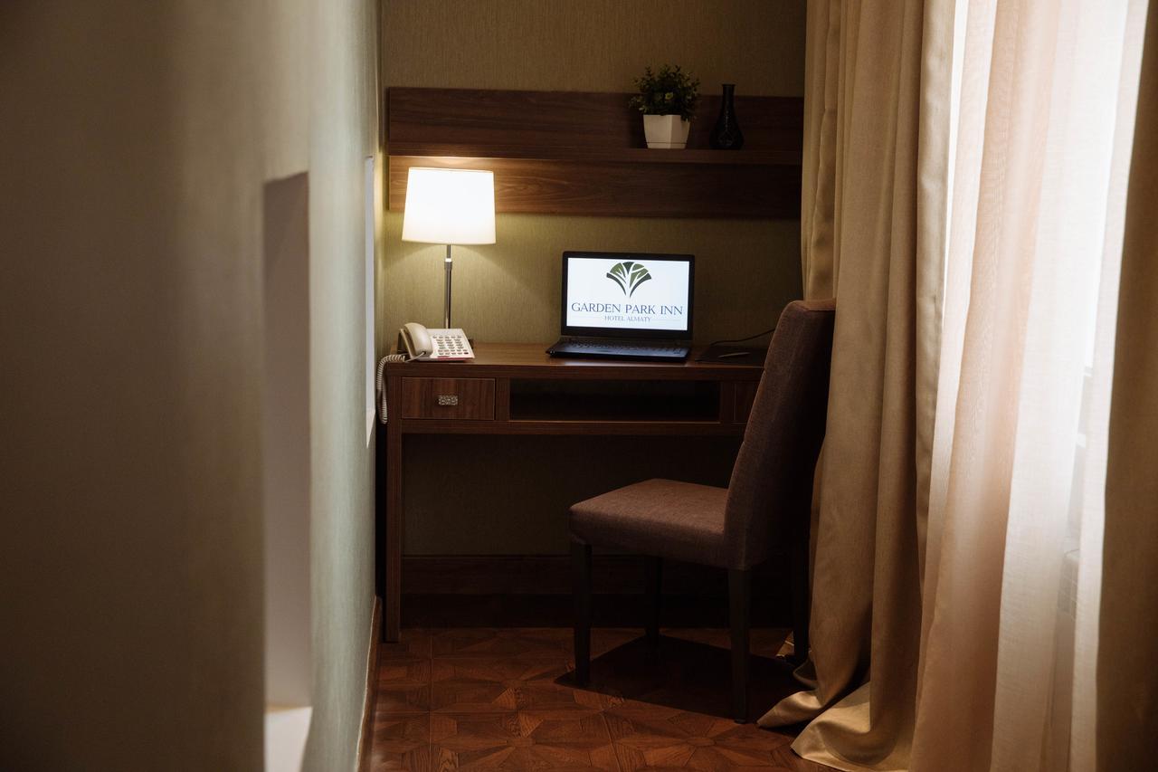 Garden Park Inn Almaty Esterno foto