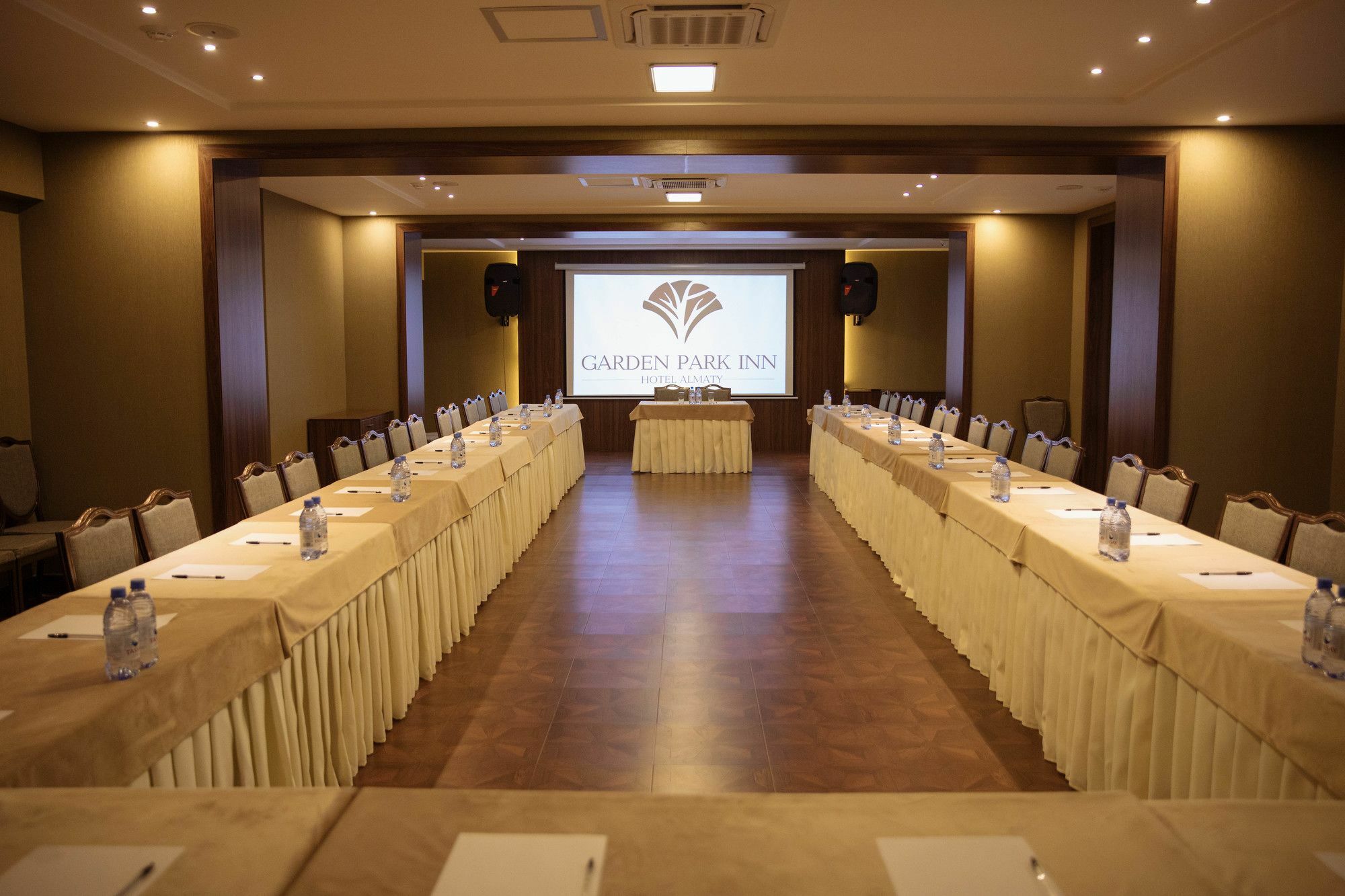Garden Park Inn Almaty Esterno foto